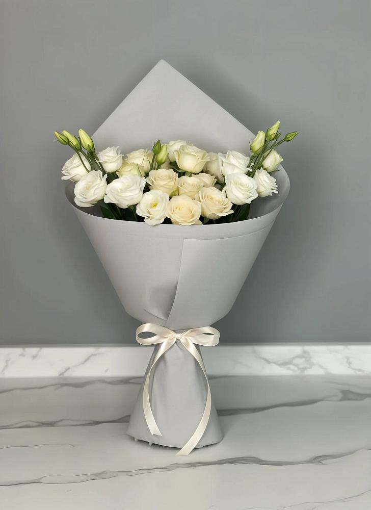 Букет цветов из: Розы и Лизиантусы в Тырети 1-й